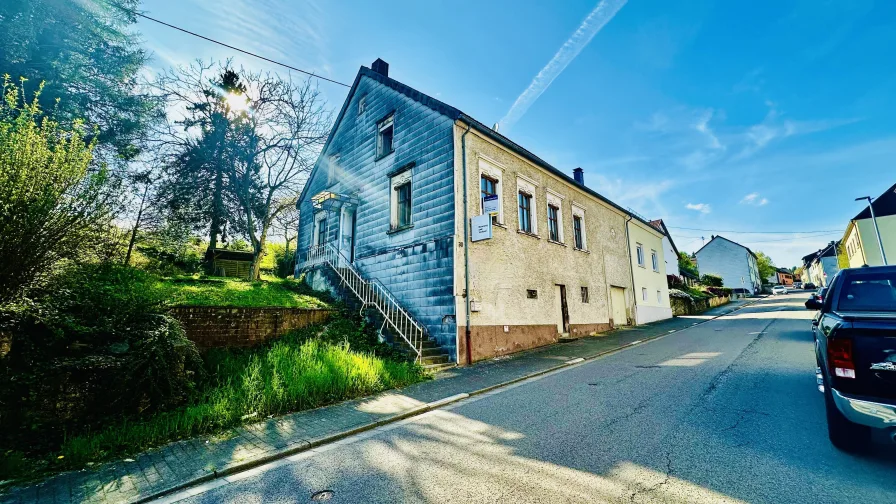 Außenansicht - Haus kaufen in Mandelbachtal - **Sanierungsobjekt mit Charme: Einfamilienhaus mit großem Garten**