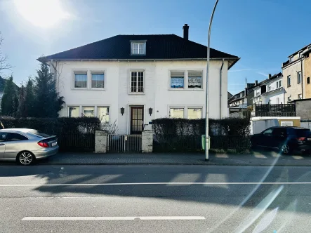 Außenansicht - Büro/Praxis kaufen in Neunkirchen - **Repräsentative Gewerbeimmobilie in Neunkirchen – Ideal für Praxis oder Büro mit Parkplätzen**