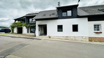 Außenansicht - Haus kaufen in Gersheim - **Renovierungsprojekt in ruhiger Lage: Großzügiges Zweifamilienhaus**