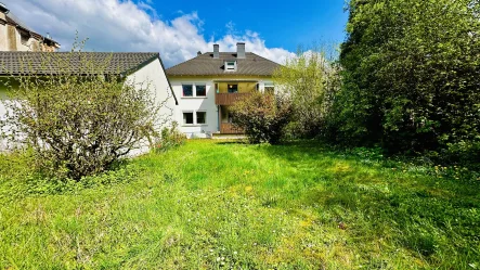 Rückansicht - Haus kaufen in Neunkirchen - **Stilvolles Zweifamilienhaus mit großzügiger Wohnfläche und Garten**