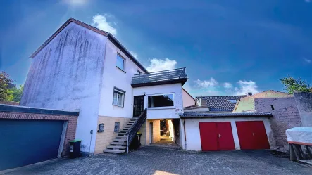 Außenansicht - Haus kaufen in Ottweiler - **Freistehendes Einfamilienhaus in ruhiger Lage mit schöner Dachterrasse**