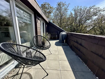 Terrasse  - Wohnung kaufen in Saarbrücken - **Traumhafte Dachgeschosswohnung mit Balkon und Weitblick auf dem Rastpfuhl**