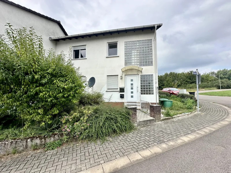 Außenansicht - Wohnung kaufen in Kleinblittersdorf - **Gepflegte 3-Zimmer-Wohnung mit Garten und aktuellen Modernisierungen – Ideal für Kapitalanleger**