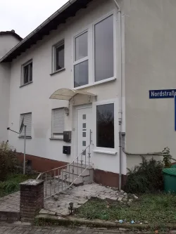 Außenansicht - Neue Fenster - - Wohnung kaufen in Kleinblittersdorf - **Gepflegte 3-Zimmer-Wohnung mit Garten und aktuellen Modernisierungen – Ideal für Kapitalanleger**