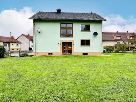 Außenansicht - Haus kaufen in Bottenbach - **Familienfreundliches Zuhause mit Potenzial und Ausbaumöglichkeiten**