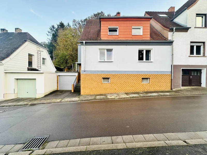 Außenansicht - Haus kaufen in Blieskastel - **Zentral und doch ruhig – gemütliche und modernisierte Doppelhaushälfte in Lautzkirchen**