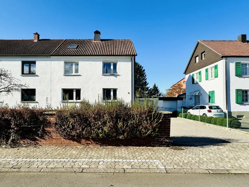 Außenansicht - Haus kaufen in St. Ingbert - **Einladendes Zuhause für Groß und Klein: Viel Platz in ruhiger Lage von St. Ingbert Süd** 