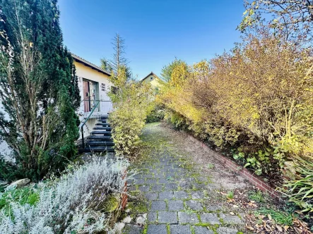 Zuwegung - Haus kaufen in St. Ingbert - **Ihr neues Zuhause mit Weitblick: Stilvoller Bungalow in begehrter Lage**