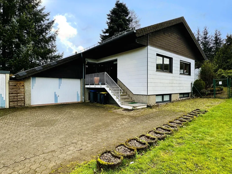 Außenansicht - Haus kaufen in Nonnweiler - **Ihr Rückzugsort: Haus mit großem Grundstück in Sackgassenendlage**