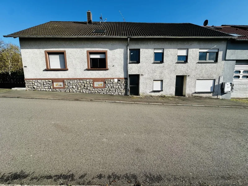 Außenansicht - Haus kaufen in Kleinblittersdorf - **280 qm Wohnfläche auf einem Grundstück!! 2 Häuser mit Scheune und Ausbaupotential**