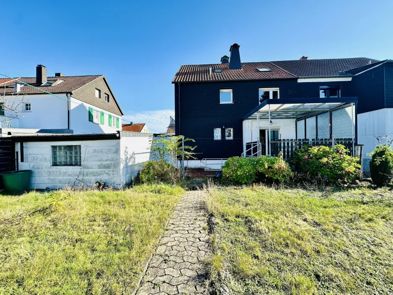 Rückansicht - Haus kaufen in St. Ingbert - **Ein- Zweifamilienhaus: Viel Platz in ruhiger Lage von St. Ingbert Schmelzerwald**