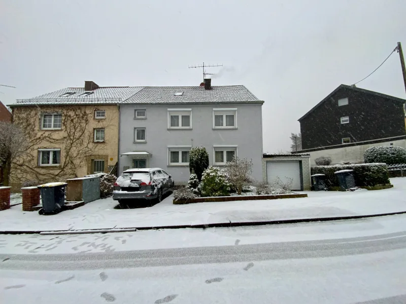 Außenansicht - Haus kaufen in Spiesen-Elversberg - 2-3 Familienhaus in Elversberg - Perfekt als Kapitalanlage oder Mehrgenerationenhaus 