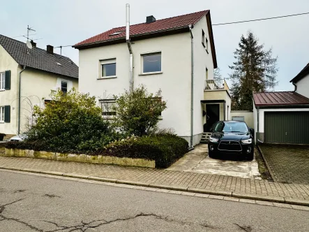 Außenansicht - Haus kaufen in Ensdorf - **Familienidyll mit viel Platz – Ein- bis Zweifamilienhaus mit großem Garten in Ensdorf**