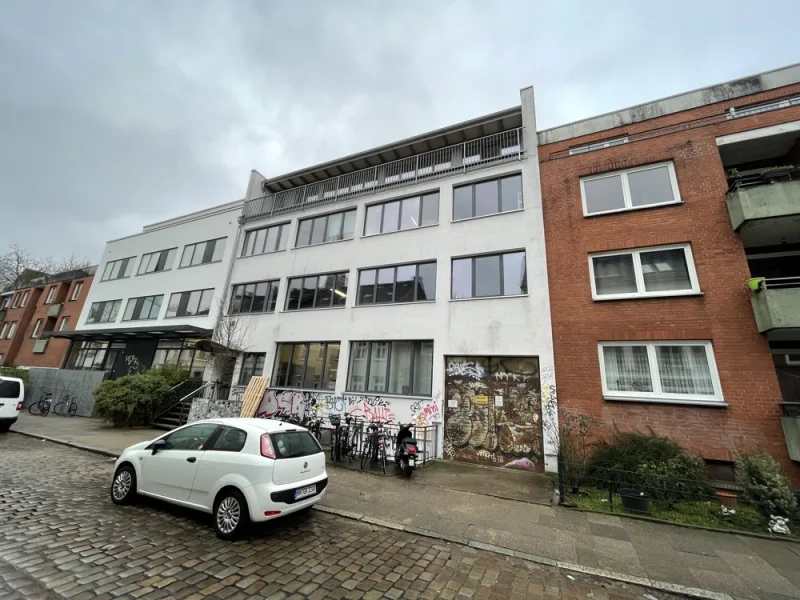 Hausansicht - Büro/Praxis mieten in Hamburg - Lager- und Atelierflächen im Souterrain eines Bürohauses.