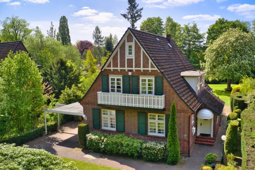 Ansicht - Haus kaufen in Hamburg / Wohldorf-Ohlstedt - Familienparadies mit Charme und großem Garten in erstklassiger Lage von HH-Ohlstedt
