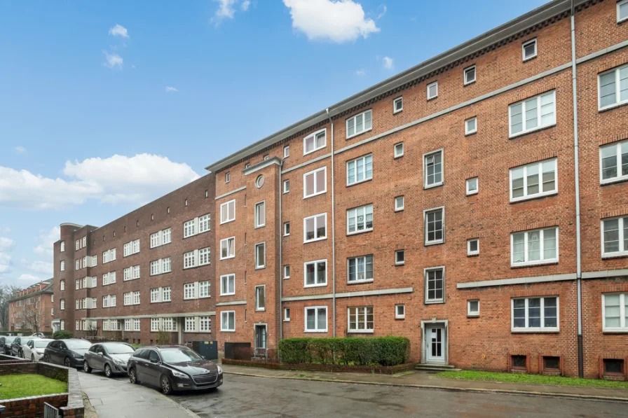 Außenansicht - Wohnung kaufen in Hamburg - Frisch sanierte 2-Zimmer-Wohnung mit Balkon in ruhiger Umgebung mit perfekter Anbindung!