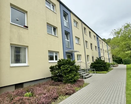 Außenansicht - Wohnung kaufen in Ammersbek - Vermietete 4-Zimmer-Wohnung mit Loggia in Ammersbek!