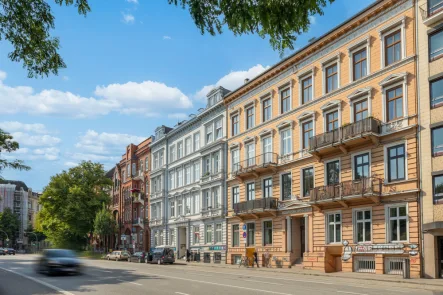 Außenaufnahme - Wohnung kaufen in Hamburg - Historischer Charme und moderner Komfort in sanierter Altbauwohnung in Rotherbaum