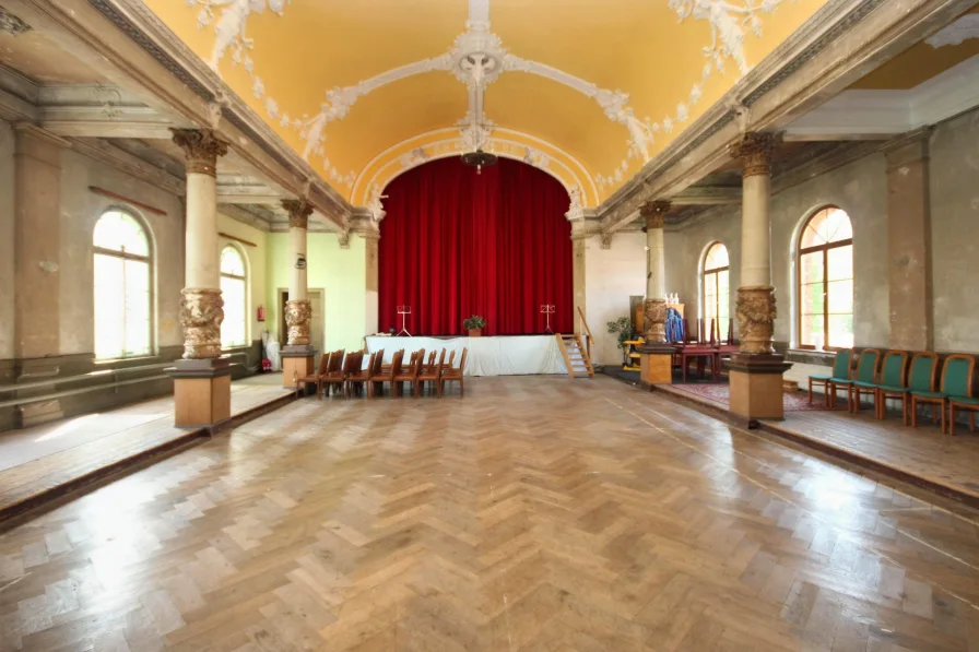 Festsaal mit Bühne