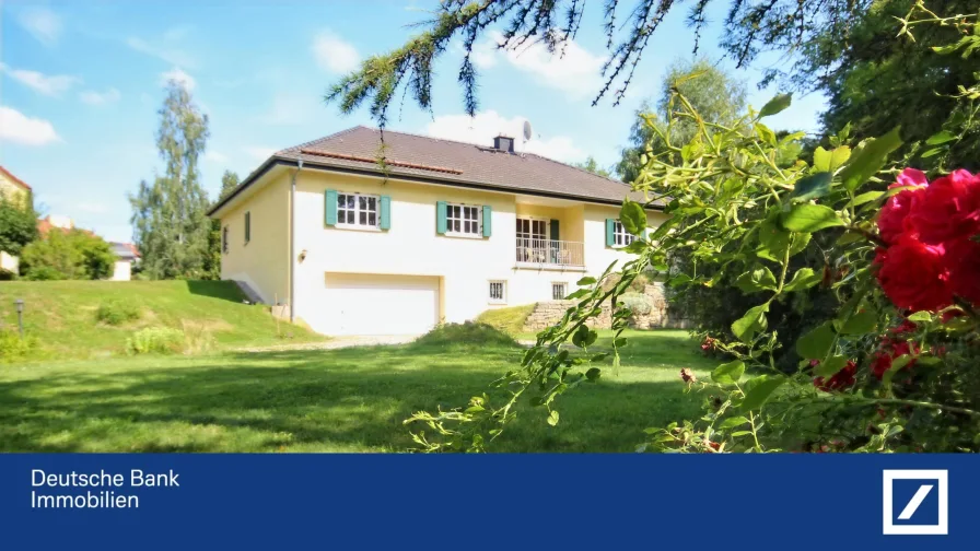 Hausansicht - Haus kaufen in Brahmenau - Entspannung und Lebensglück in gefühlter Alleinlage -  massiv gebautes Traumhaus im Bungalowstill !