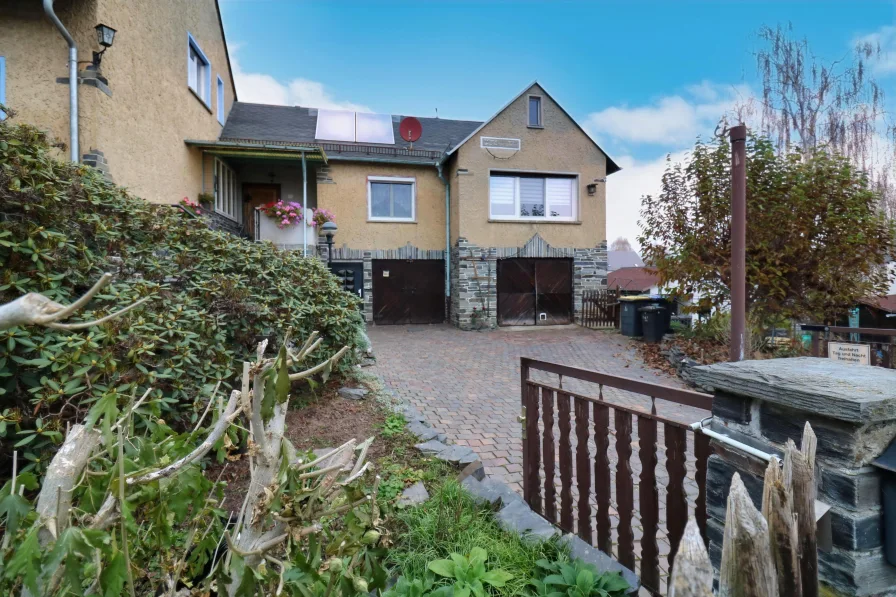 Außenansicht - Haus kaufen in Crimmitschau - Frankenhausen - Doppelhaushälfte plus bewohnbares Bungalow in einer Nebenstraße, direkt im Grünen