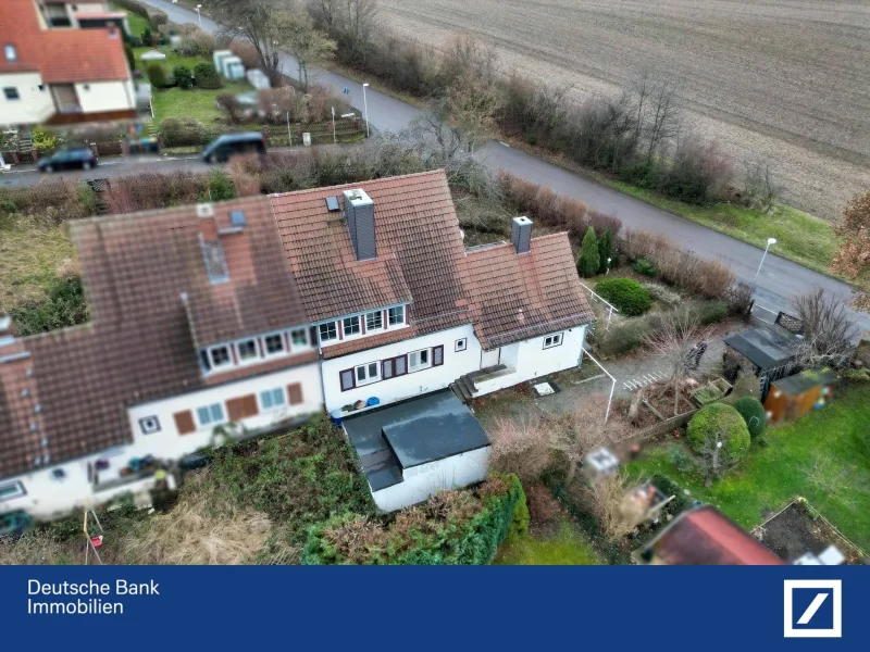 Ansicht mit Zufahrt - Haus kaufen in Elsteraue - Doppelhaushäfte mit Anbau - Ihr neues Zuhause mit ausreichend Platz für Ihre Bedürfnisse