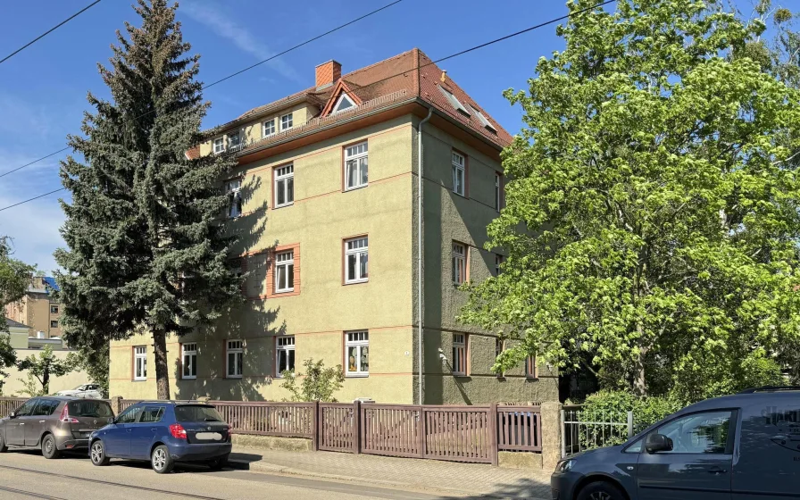 Vorderansicht von rechts - Wohnung kaufen in Dresden - Kleines Raumwunder mit Balkon und großem Garten