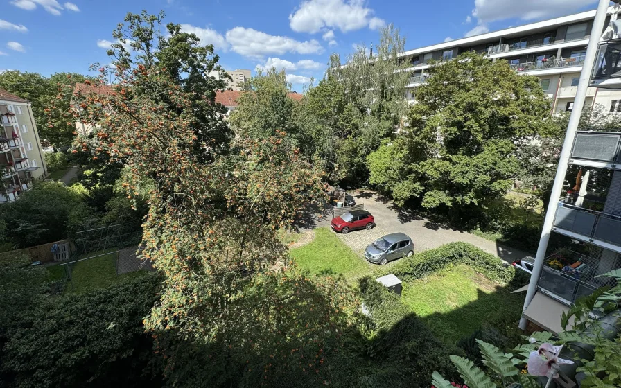 Blick vom Balkon in den Hof