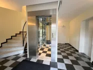 Treppenhaus mit Fahrstuhl