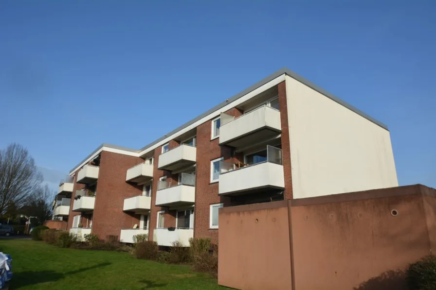 Hausansicht - Wohnung mieten in Pinneberg - Gut geschnittene 2-Zimmer-Wohnung mit Balkon und Stellplatz