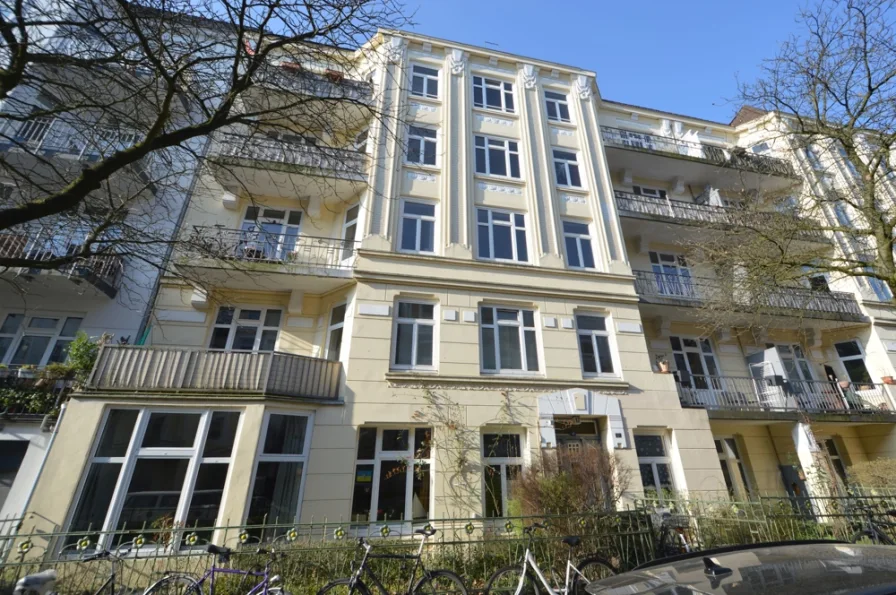 Hausansicht - Wohnung kaufen in Hamburg / Eppendorf - Freie 3-Zimmer-Altbauwohnung mit Balkon in beliebter Lage von Eppendorf!