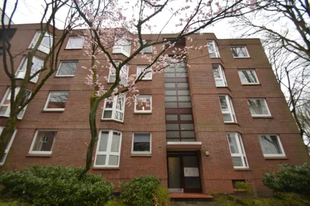 Hausansicht vorne - Wohnung mieten in Hamburg / Hoheluft-West - Renovierte 3-Zimmer-Wohnung mit Balkon und Tiefgaragenstellplatz