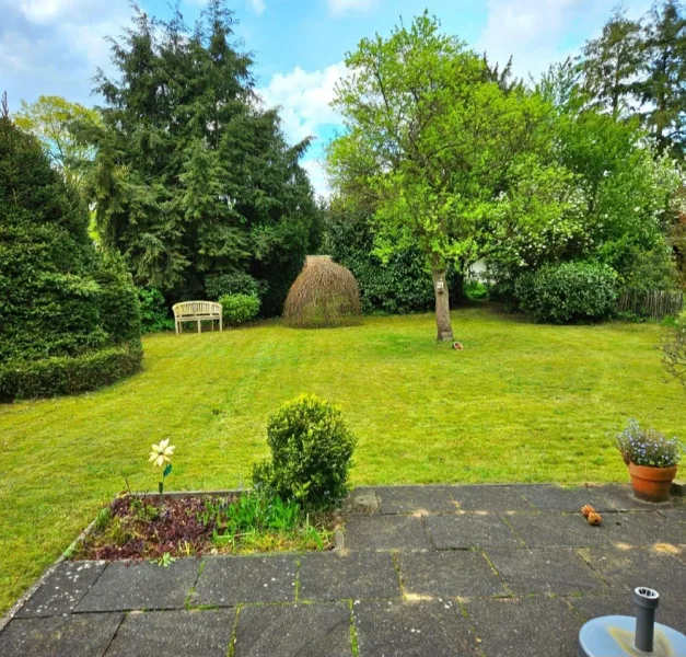 Blick in Garten - Grundstück kaufen in Hamburg Sasel - Bauplatz für Einfamilienhaus auf sonnigem Grundstück in beliebter Lage von Sasel!