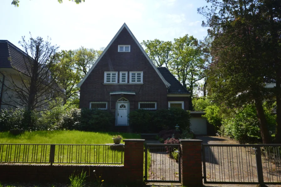 Straßenansicht des Hauses - Haus kaufen in Hamburg / Marienthal - Einfamilienhaus mit Sanierungsbedarf in Marienthal zu verkaufen!