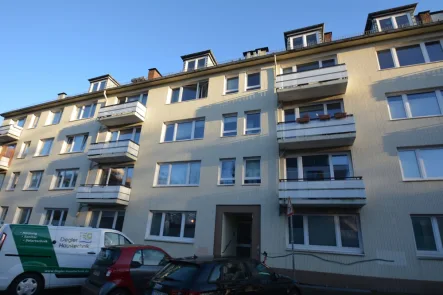 Hausansicht vorne - Wohnung kaufen in Hamburg - Attraktives Appartement mit Balkon in Alsternähe!