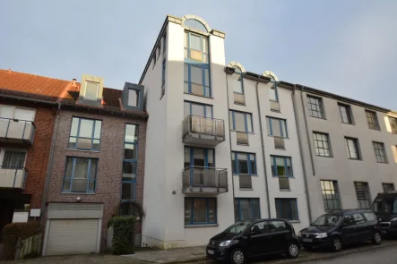 Frontansicht - Wohnung kaufen in Hamburg - 4-Zimmer-Wohnung mit Dachterrasse, Balkon und Tiefgaragenstellplatz in Wandsbek