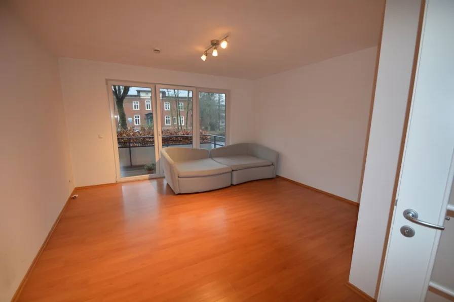 Wohnzimmer - Wohnung mieten in Hamburg - Gut geschnittene 3-Zimmer-Wohnung mit großem Balkon in Hamburg-Wandsbek zu vermieten!