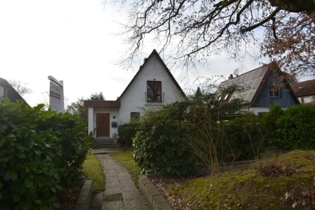 Hausansicht vorne - Haus kaufen in Hamburg Sasel - Sonniges Grundstück mit Altbestand in beliebter Lage von Sasel!