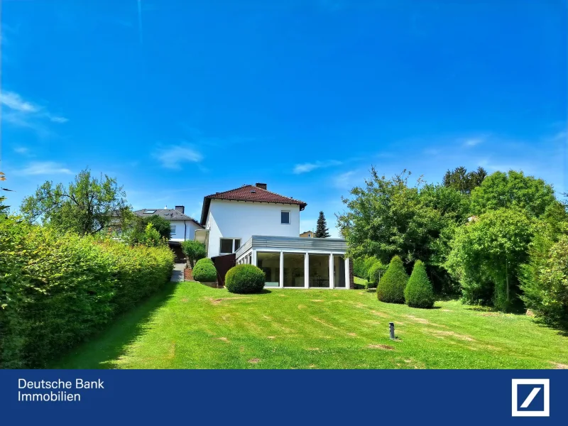 Gartenansicht - Haus kaufen in Hohenstein - familienfreundlich und individuell - beeindruckendes EFH mit ehem Schwimmhalle u. großzügigem Garten