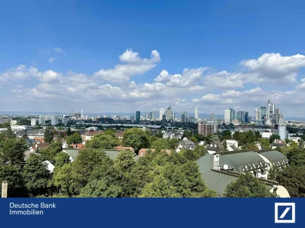 Ausblick vom Balkon - Wohnung kaufen in Frankfurt - FFM-Sachsenhausen: Exklusive 2-Zimmer-ETW mit atemberaubendem Skyline-Blick