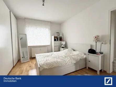 Schlafzimmer - Wohnung kaufen in Sulzbach - EXKLUSIVE 2-Zi.-Whg. INKLUSIVE Stellplatz, Einbauküche und fantastischem Blick ins Grüne!