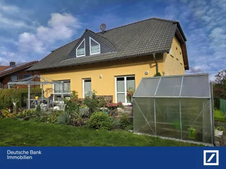 Gartenansicht - Haus kaufen in Weilmünster - Charmantes Zweifamilienhaus in ruhiger Lage