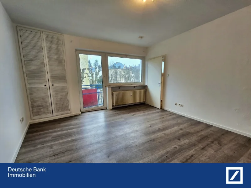 Wohnzimmer mit Balkonzugang - Wohnung kaufen in Wiesbaden - Charmante 1-Zimmerwohnung mit Balkon in einem gepflegten Haus