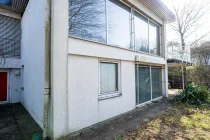 Große Fensterfront mit Blick in den Garten