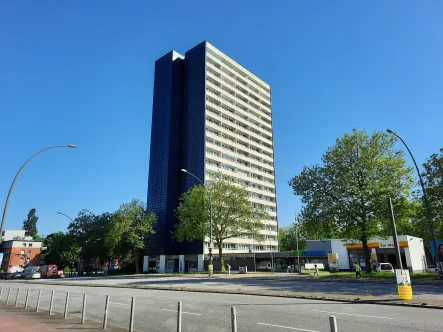 Hausansicht - Wohnung kaufen in Hamburg - Weitblick über Hamburg kaufen! Vermietetes Stadt-Apartment mit Tiefgaragenstellplatz in Eimsbüttel