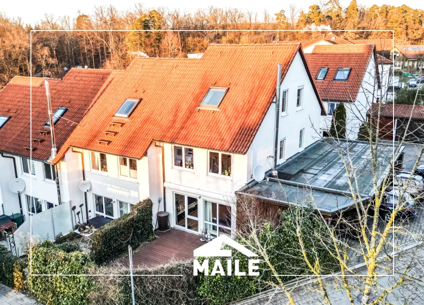 Hausansicht - Haus kaufen in Grafenau - Hochwertiges, einzugsbereites Reihenendhaus mit Terrasse und Carports.