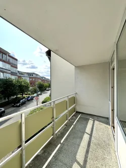 Balkon Wohnzimmer - Wohnung kaufen in Frankfurt - Frisch renovierte 2-Zimmerwohnung in Frankfurt am Main!