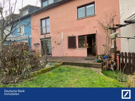 Terrasse - Haus kaufen in Frankfurt - "Charmantes Reihenmittelhaus mit 5 Zimmern auf 98 m² – Ihr neues Zuhause auf Erbpacht!" 