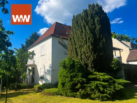 Südwestansicht - Haus kaufen in Schweinfurt - Freistehendes Sanierungsbedürftiges Wohnhaus in begehrter Lage von Hochfeld-Steinberg mit Garten!