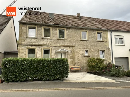 Außenbild DHH - Haus kaufen in Giebelstadt - Entdecke dein neues Zuhause.Schöne Doppelhaushälfte.Ideal für Familien.Einziehen und Wohlfühlen.